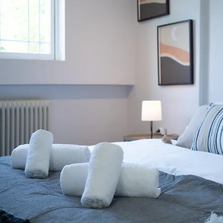 Seaside 2 Bedrooms In Glyfada *